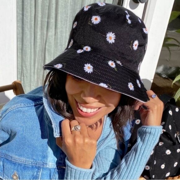 Alice + Olivia Daisy Print & Solid White Reversible Bucket Hat - Picture 2 of 12